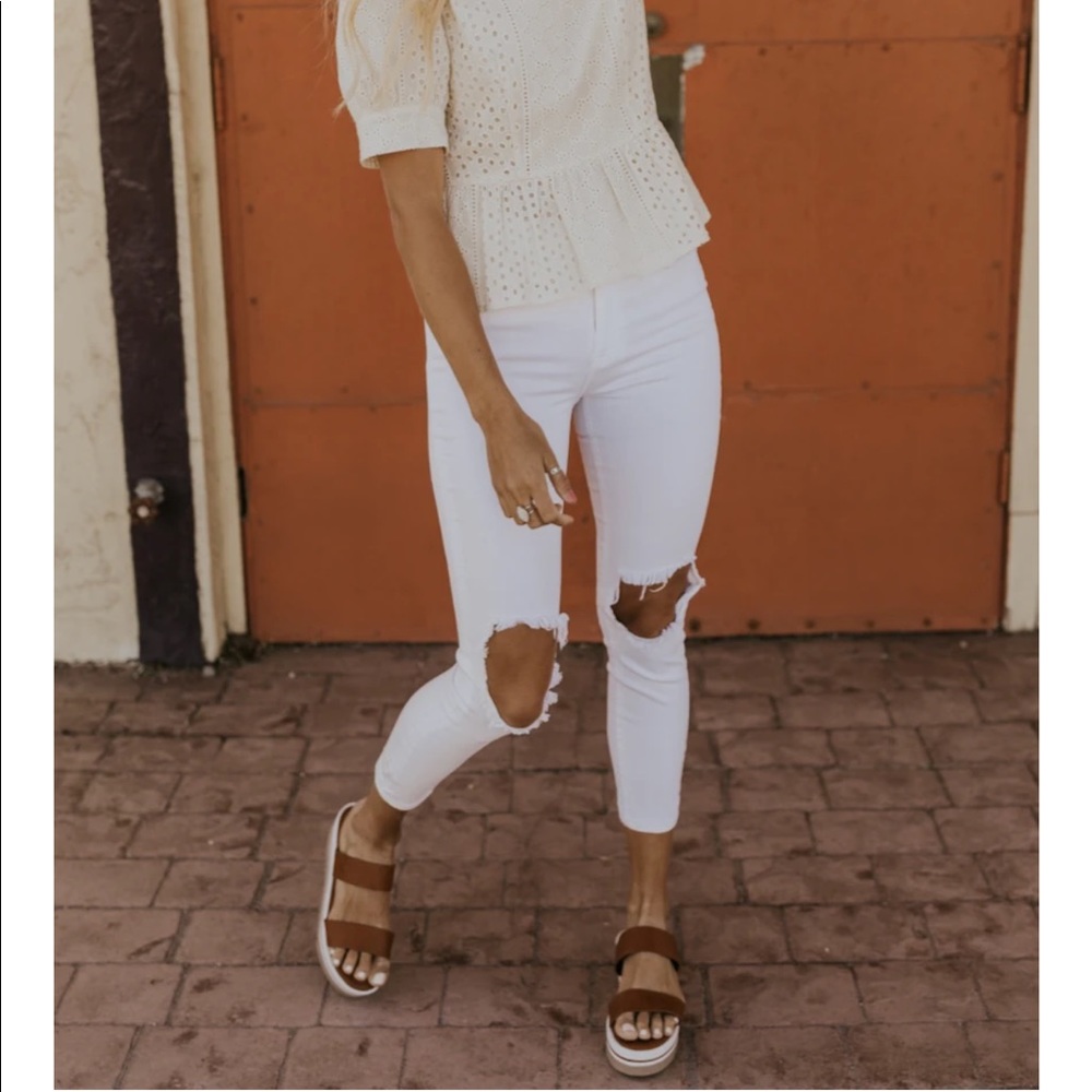 FREE PEOPLE HIGH RISE BUSTED KNEE JEANS